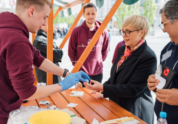 Predsednica republike si ogleduje preventivne programe Društva študentov medicine Slovenije. 