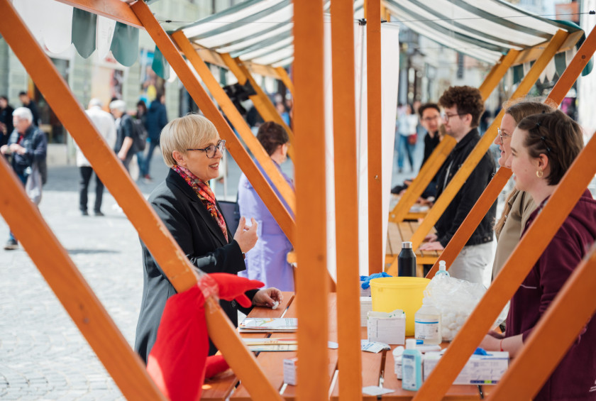 Predsednica republike si ogleduje preventivne programe Društva študentov medicine Slovenije. 