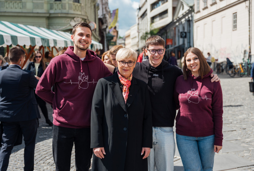 Predsednica s študenti medicine, ki izvajajo preventivne zdravstvene programe.  