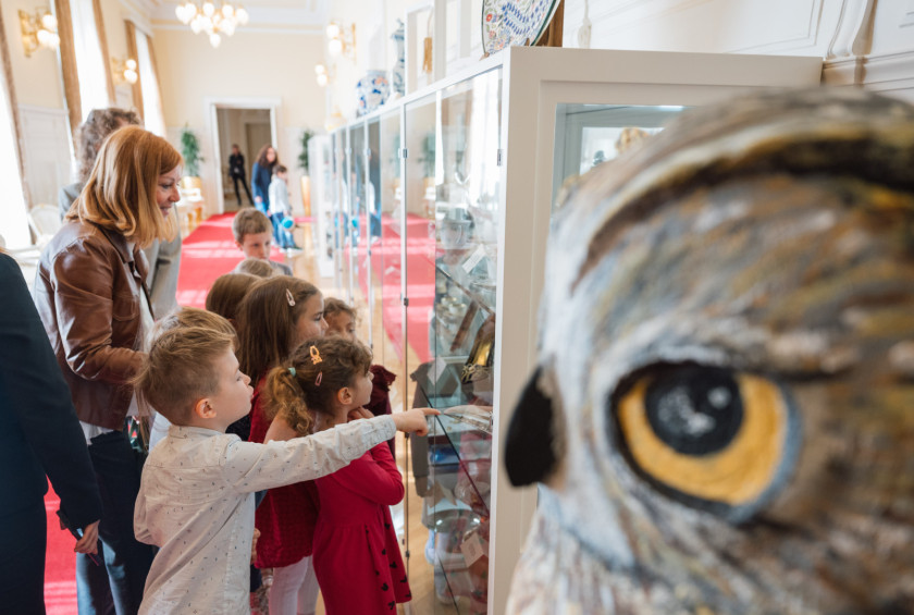 Otroci si ogledujejo darila na hodniku v Predsedniški palači.