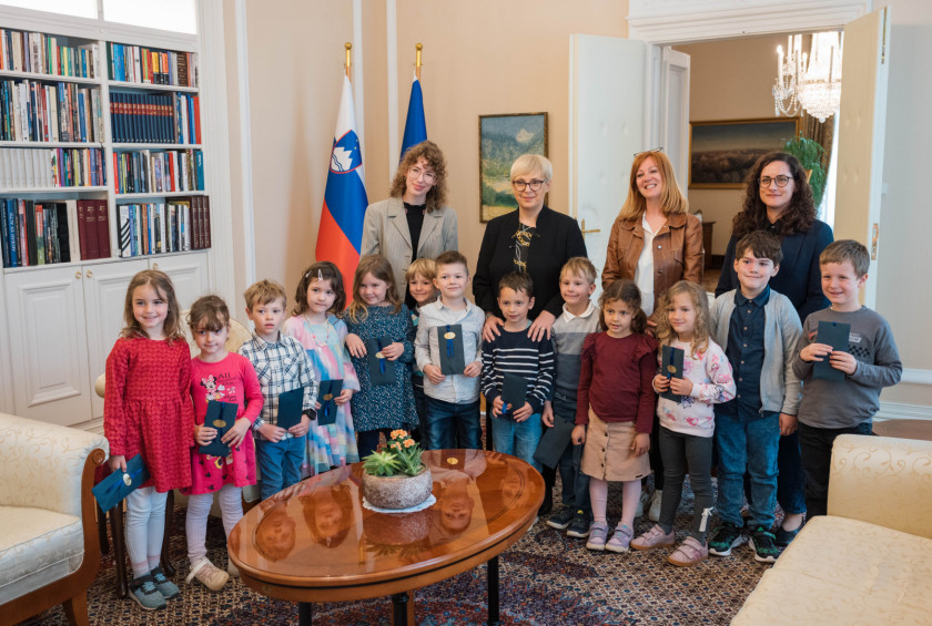Skupinska fotografija otrok in predsednice v Predsedniški palači.