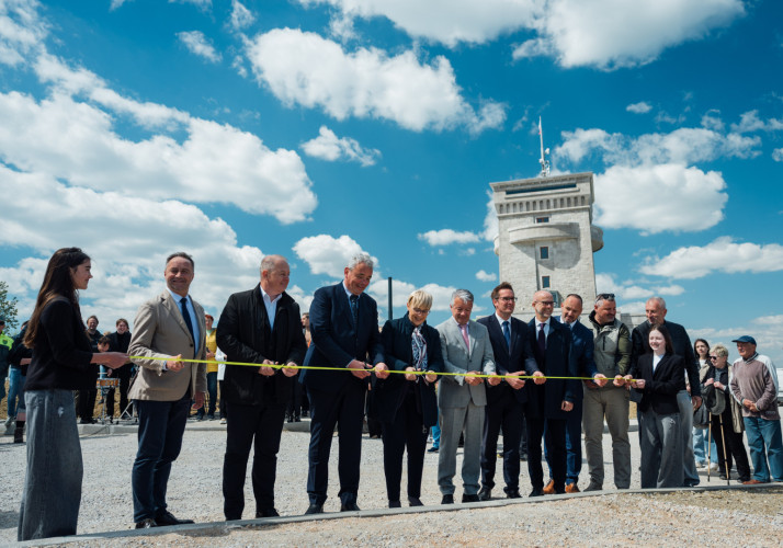 Skupinsko prerezovanje traku ob odprtju na prostem.