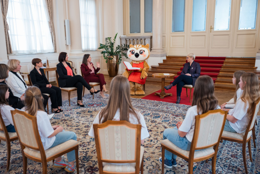 Predsednica republike v pogovoru z vodstvom Lavričeve knjižnice iz Ajdoviščine in skupino osnovnošolskih deklet. 