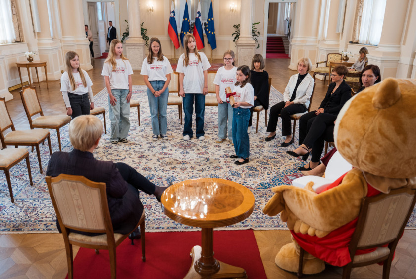 Skupina deklet predstavlja predsednici republike bralno zaobljubo.