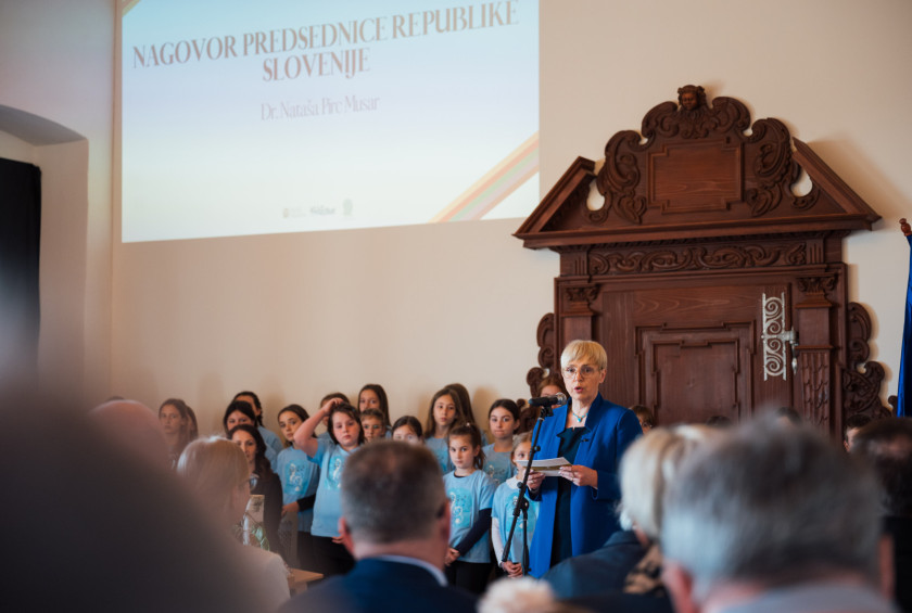 Predsednica republike med govorom na znanstvenem simpoziju dr. Antona Trstenjaka na Gradu Negova.