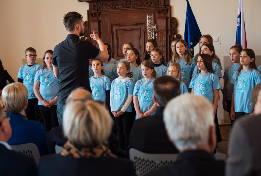 Nastop učencev in učenk OŠ dr. Antona Trstenjaka Negova.