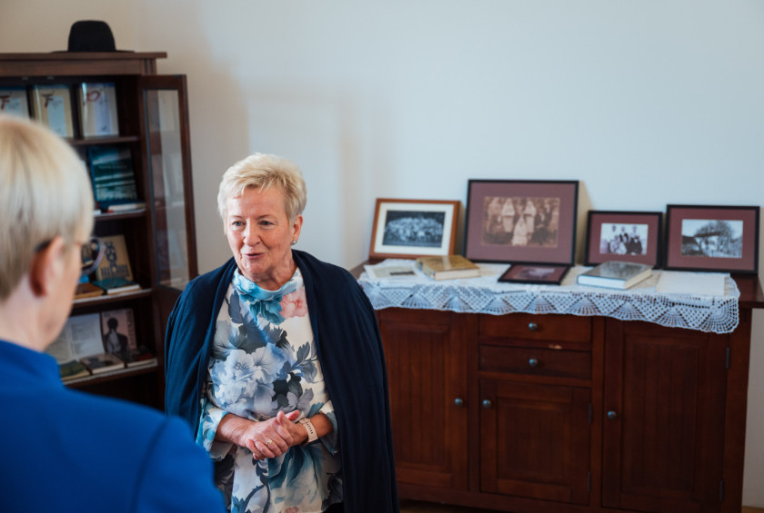 Predsednica republike med ogledom razstave o dr. Antonu Trstenjaku. 