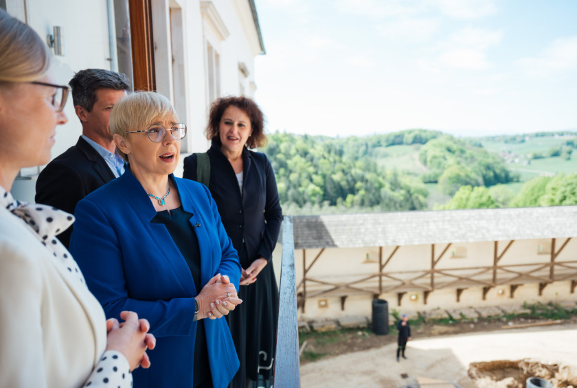 Predsednica republike med konzervatorskih del na gradu Negova.