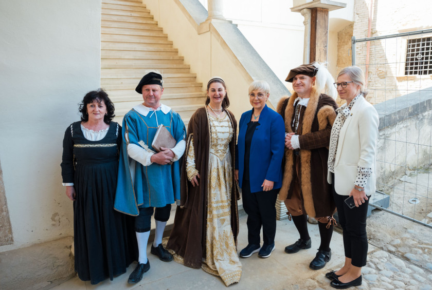 Predsednica republike z županjo Gornje Radgone Urško Mauko Tuš in graščani. 