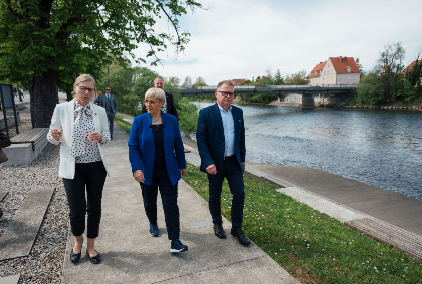Predsednica republike in županja Urška Mauko Tuš med sprehodom po nasipu Mure. 
