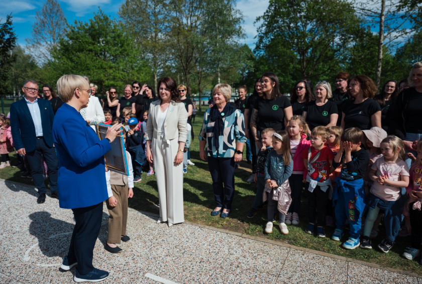 Predsednica republike pozdravlja vzgojiteljice in malčke iz Vrtca Manka Golarja. 