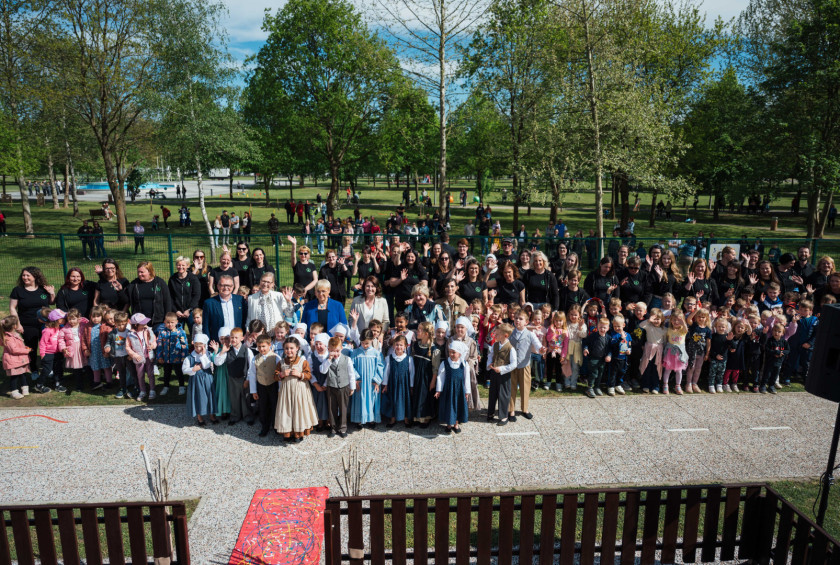 Skupinska fotografija predsednice republike z zaposlenimi in otroki iz Vrtca Manka Golarja. 