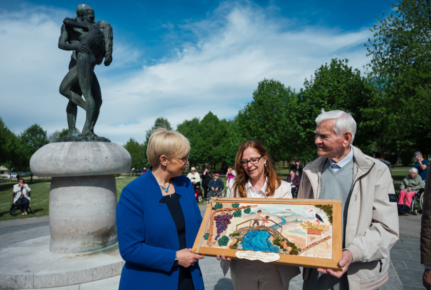 Predsednica republike prevzema darilo, ki so jo zanjo izdelali varovanci Doma starejših občanov Gornja Radgona. 