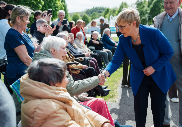 Predsednica republike se rokuje z varovanci Doma starejših občanov Gornja Radgona. 