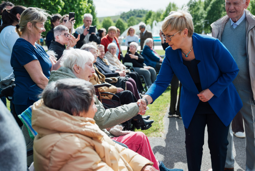 Predsednica republike se rokuje z varovanci Doma starejših občanov Gornja Radgona. 