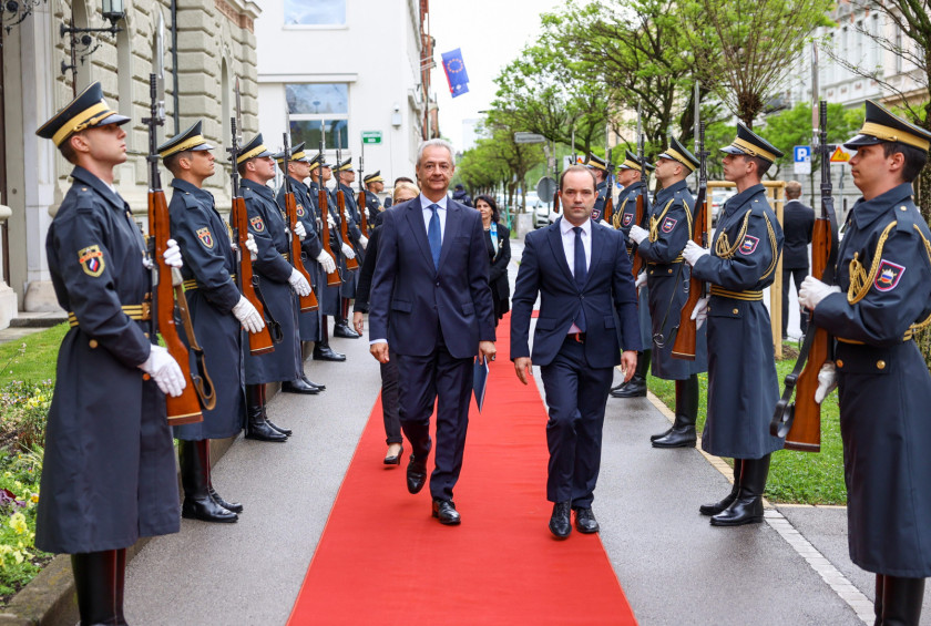 veleposlanik Helenske republike prihaja po rdeči preprogi in ob kordonu slovenske vojske v Predsedniško palačo.