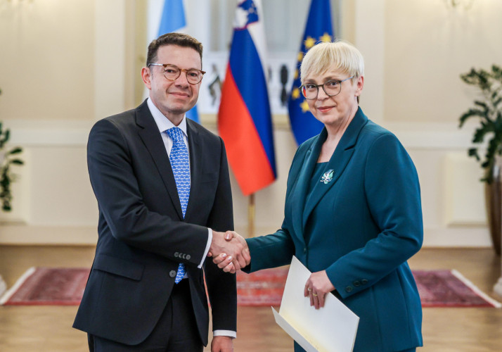 Veleposlanik Republike Gvatemale se rokuje s predsednico.