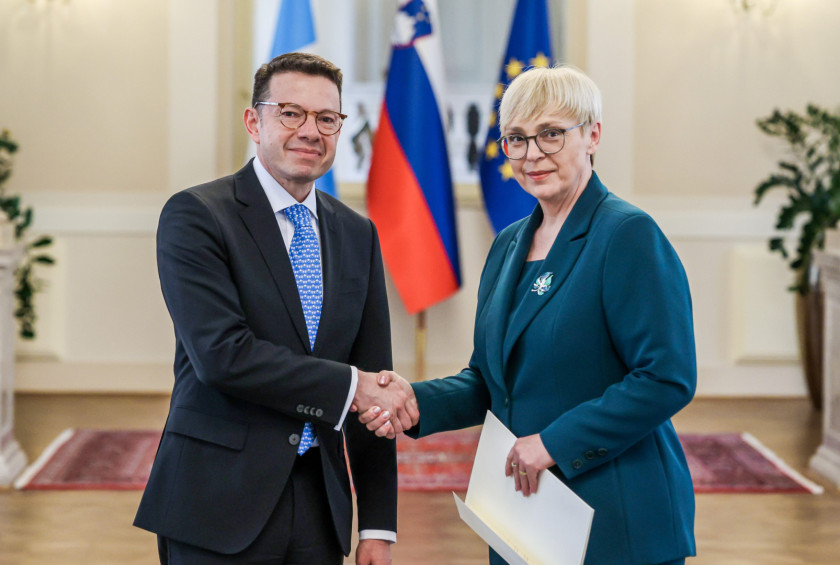 Veleposlanik Republike Gvatemale se rokuje s predsednico.