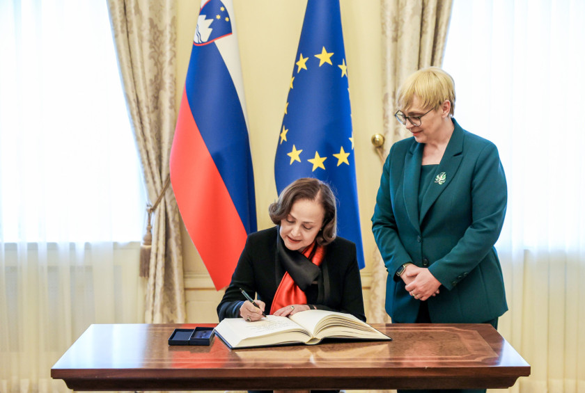 Veleposlanica Republike Tunizije se vpisuje v knjigo gostov, ob njej stoji predsednica.