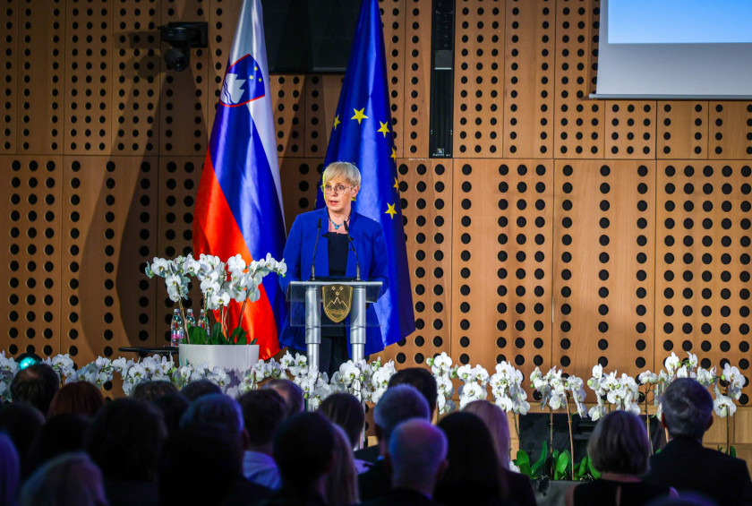 Predsednica ima govor na odru.