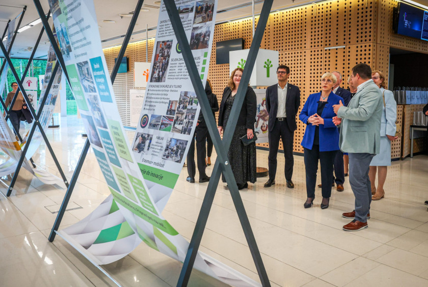 Predsednica na ogledu razstave ob 80-letnici Šolskega centra Kranj.