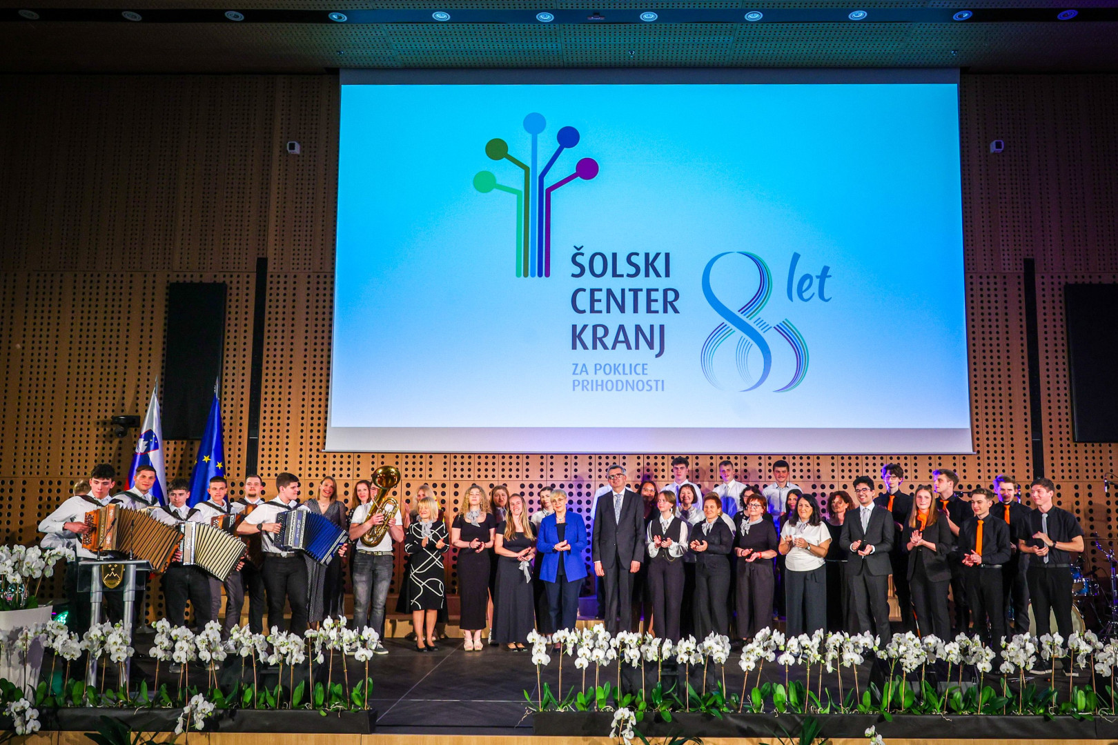 Skupinska fotografija na odru s predsednico.