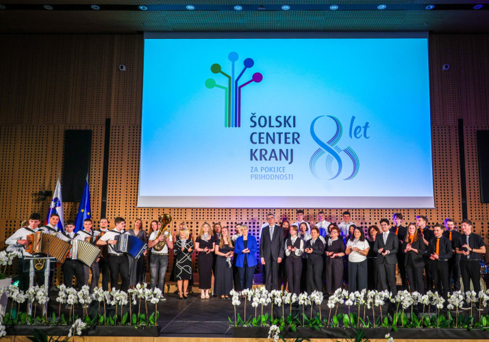 Skupinska fotografija na odru s predsednico.