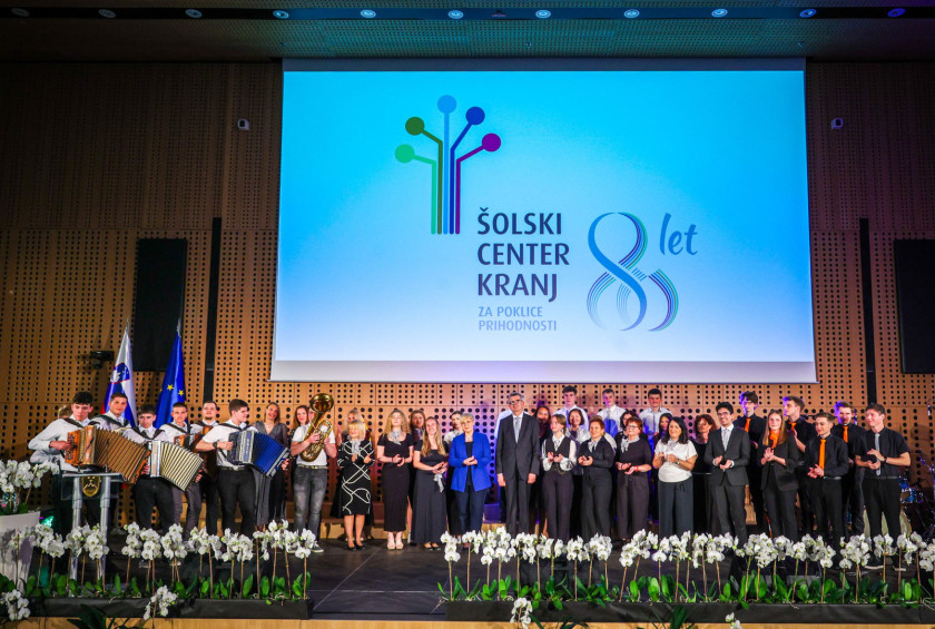 Skupinska fotografija na odru s predsednico.