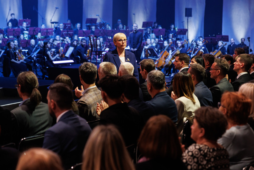 Predsednica stoji pred udeleženci proslave.