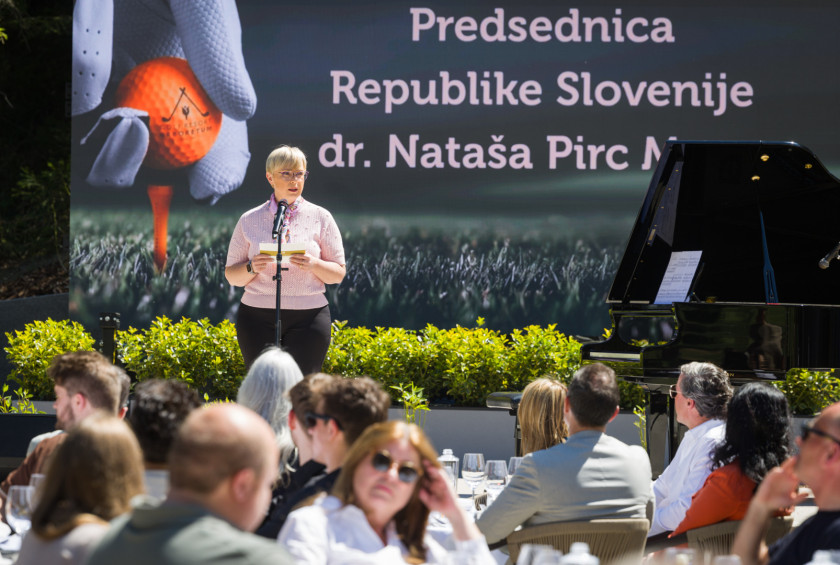 Predsednica nagovarja zbrane na odprtju golf igrišča.