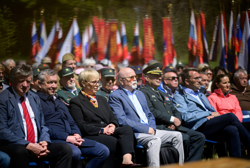 Udeleženci prireditve v prvi vrsti.