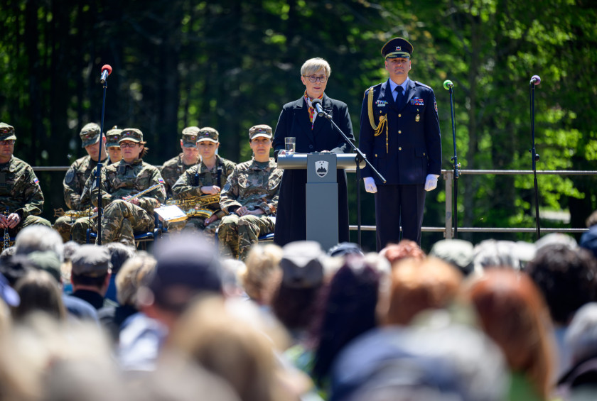 Predsednica nagovarja zbrane na prireditvi na Nanosu.