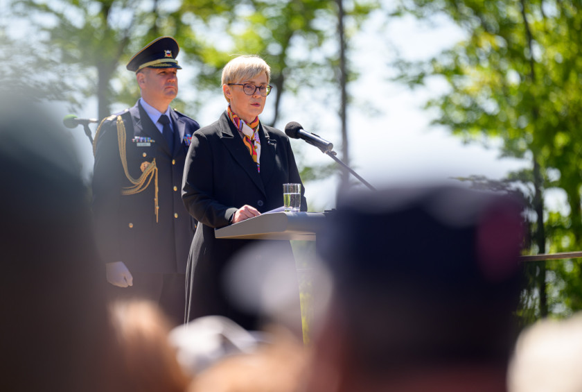 Predsednica stoji za govornico in nagovarja zbrane.