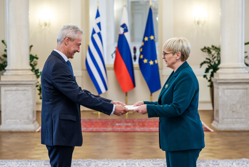Veleposlanik Helenske republike predaja poverilno pismo predsednici republike.