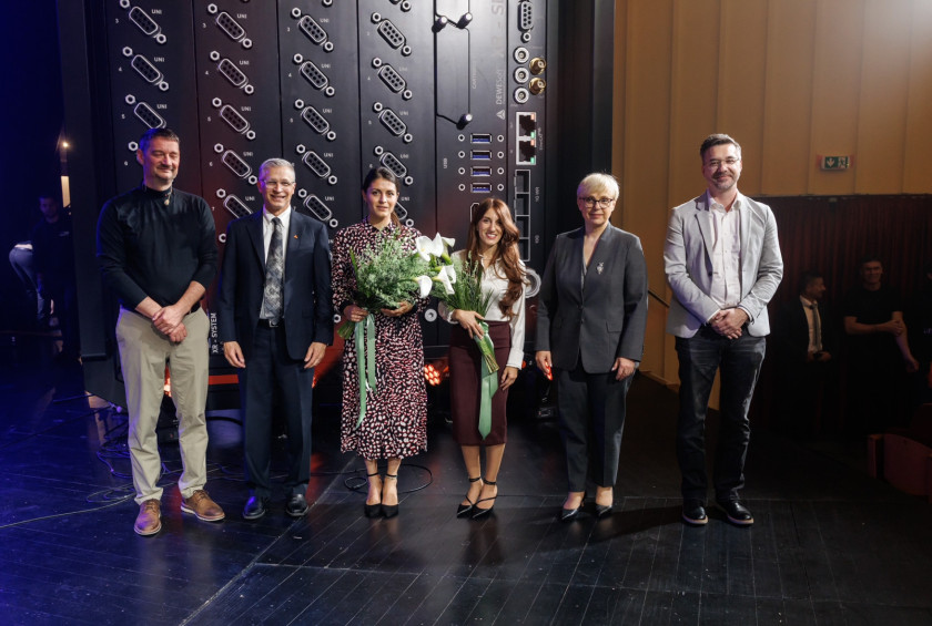 Prejemnici prve nagrade za inženirsko odličnost Sara Amendoli in Inženirka Carolina Miozzi iz podjetja Radio6ense iz Italije z vodstvom podjetja Dewesoft in predsednico republike.