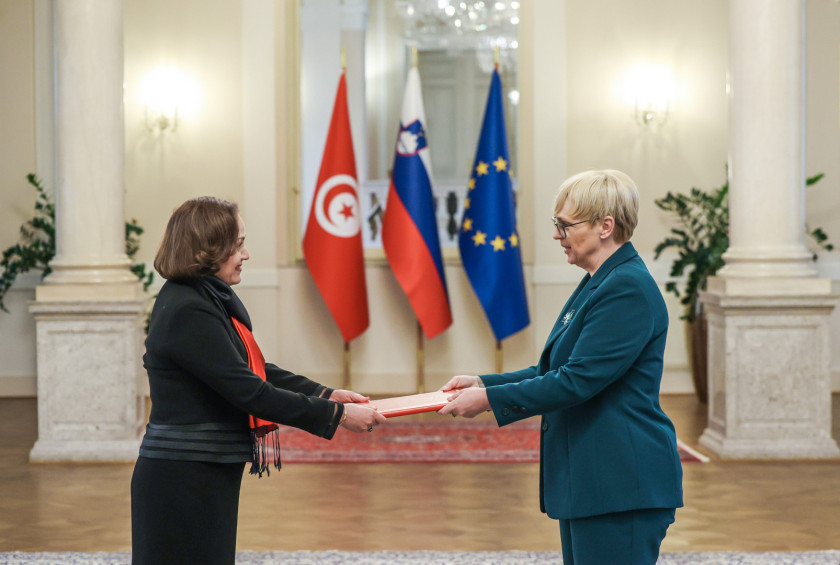 Veleposlanica Republike Tunizije predaja poverilno pismo predsednici republike.