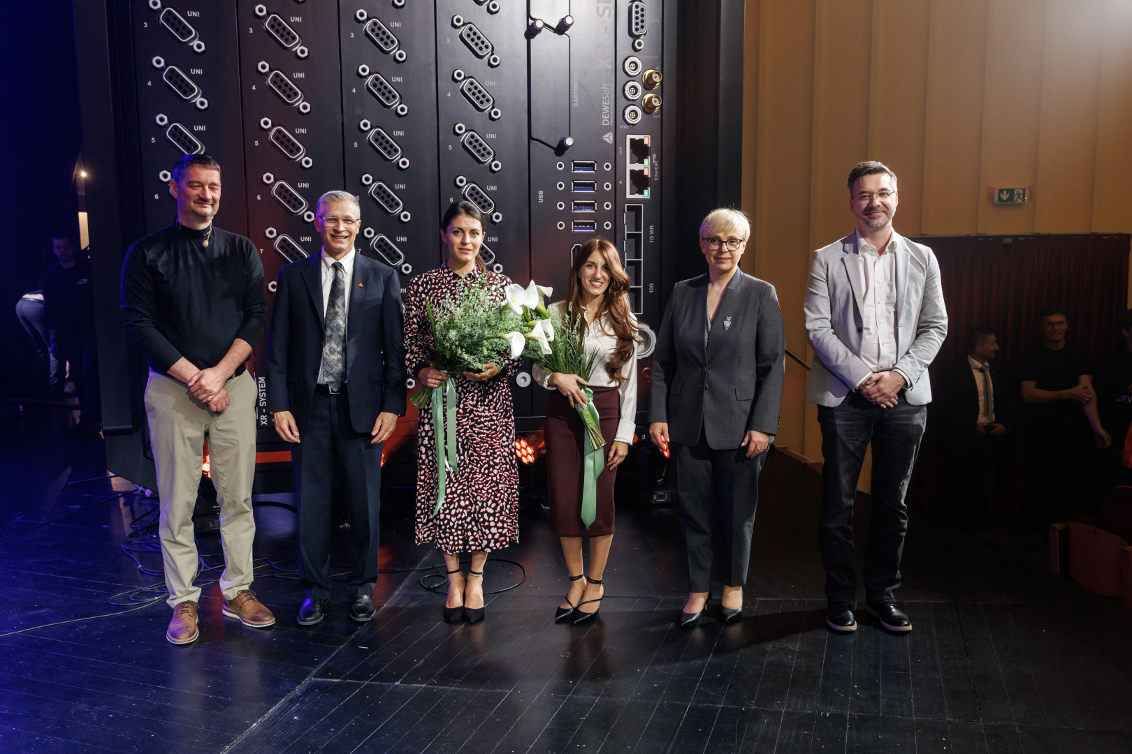 Prejemnici prve nagrade za inženirsko odličnost Sara Amendoli in Inženirka Carolina Miozzi iz podjetja Radio6ense iz Italije z vodstvom podjetja Dewesoft in predsednico republike.