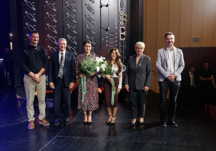 Prejemnici prve nagrade za inženirsko odličnost Sara Amendoli in Inženirka Carolina Miozzi iz podjetja Radio6ense iz Italije z vodstvom podjetja Dewesoft in predsednico republike.