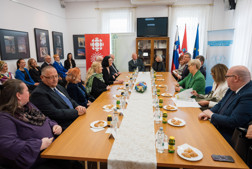 Pogovor predsednice z delegacijo in predstavniki slovenske manjšine.