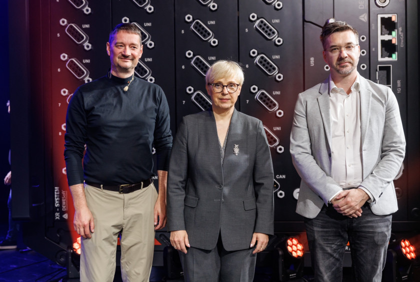 Dr. Jure Knez, soustanovitelj in večinski lastnik podjetja Dewesoft in Tilen Sotler, izvršni direktor podjetja med fotografiranjem s predsednico republike. 