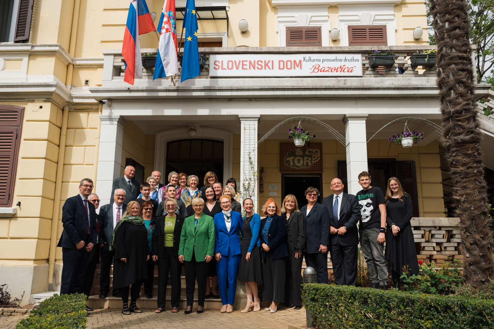 Skupinska fotografija pred Slovenskim domom na Reki.