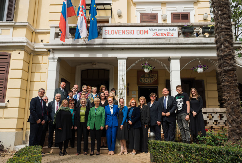 Skupinska fotografija pred Slovenskim domom na Reki.