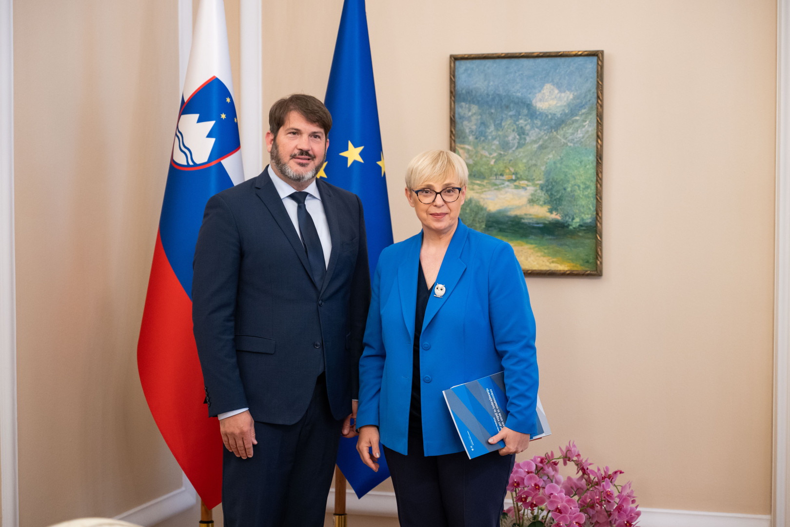 Zagovornik načela enakosti in predsednica republike pred zastavama.