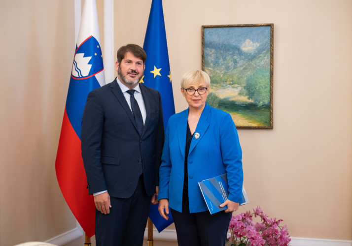 Zagovornik načela enakosti in predsednica republike pred zastavama.