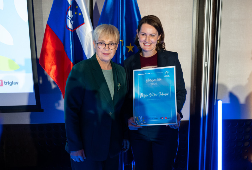 Predsednica se fotografira s prejemnico priznanja.