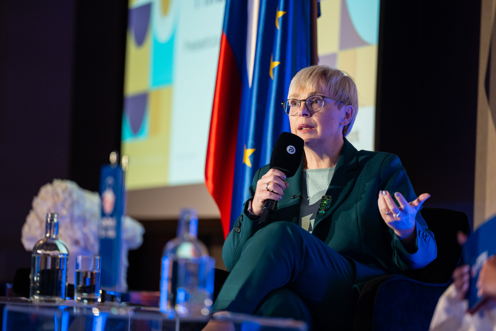 Predsednica v dvorani nagovarja zbrane na dogodku.