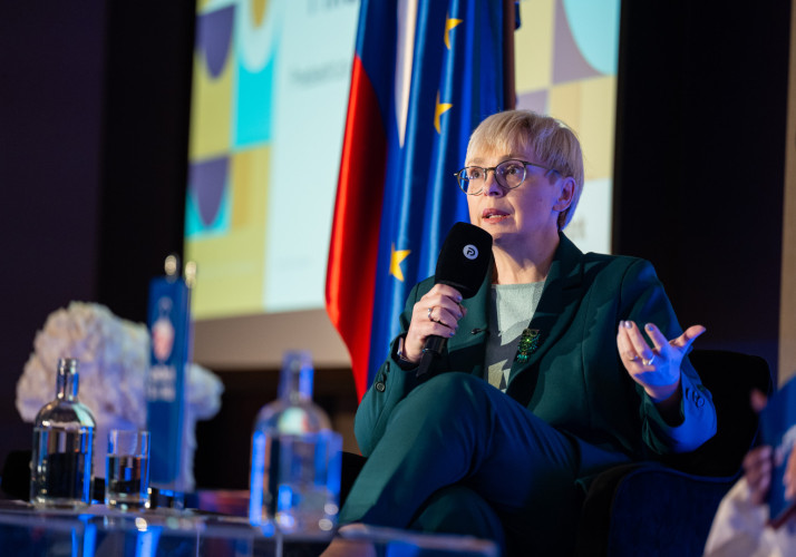 Predsednica v dvorani nagovarja zbrane na dogodku.