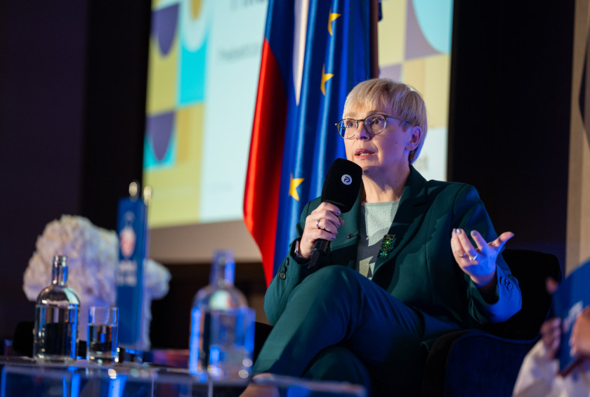 Predsednica v dvorani nagovarja zbrane na dogodku.