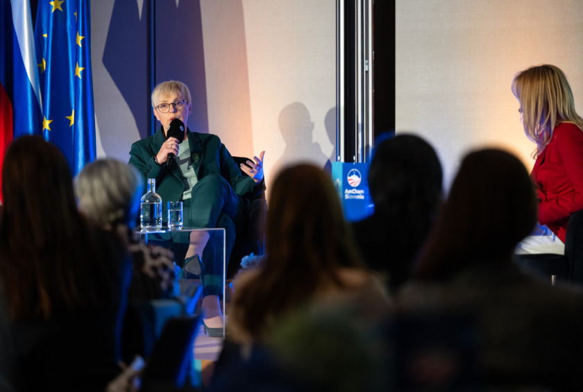 Predsednica v dvorani nagovarja zbrane na dogodku.