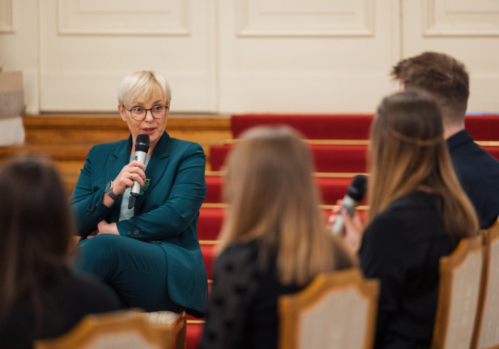 Pogovor predsednice s študenti Filozofske fakultete.